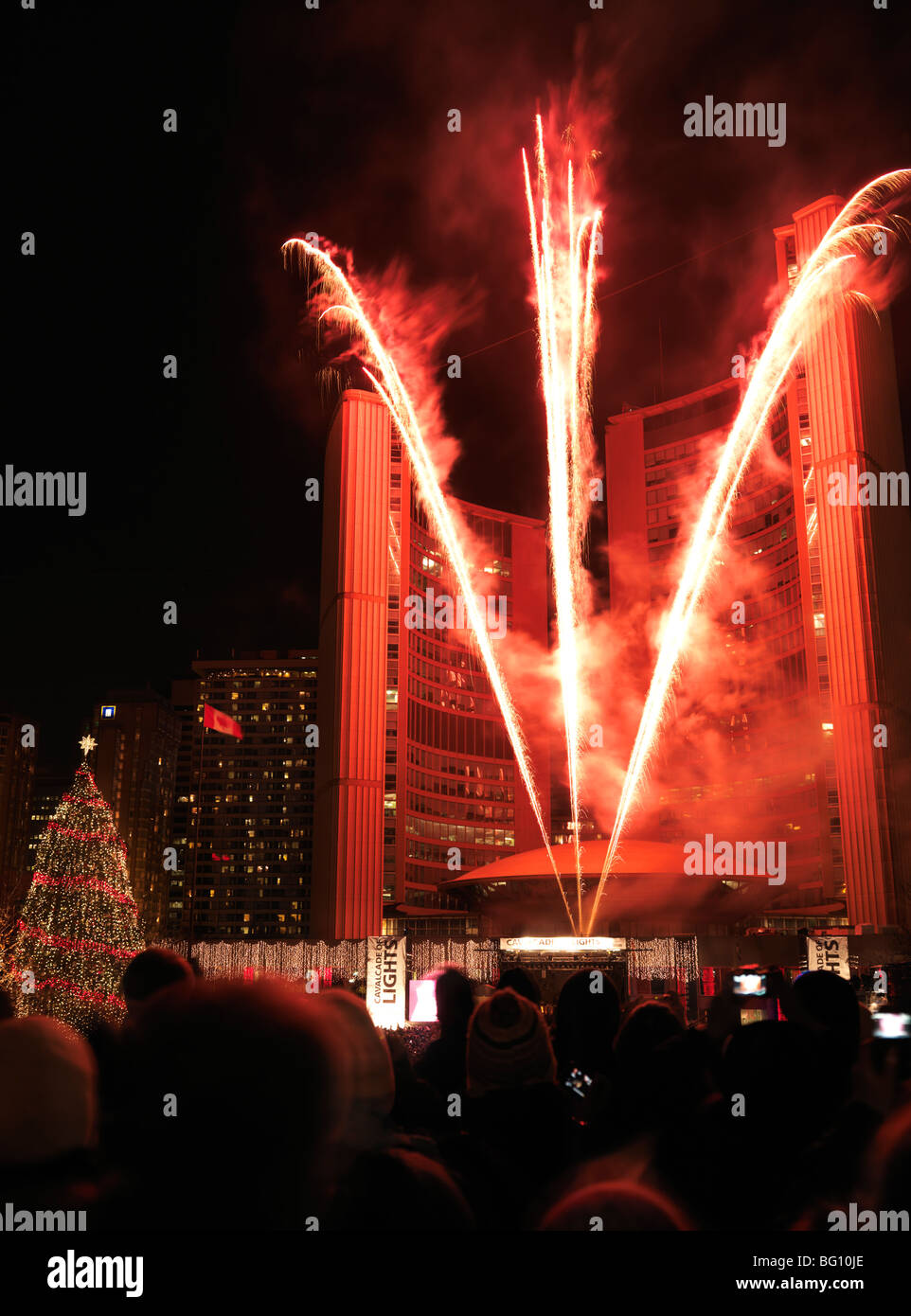 Kavalkade von Lichter Feuerwerk am Toronto City Hall Nathan Phillips Square 28. November 2009. Toronto, Ontario, Kanada. Stockfoto Kavalkade von Lichter Feuerwerk am Toronto City Hall Nathan Phillips Square 28. November 2009. Toronto, Ontario, Kanada. Stockfoto