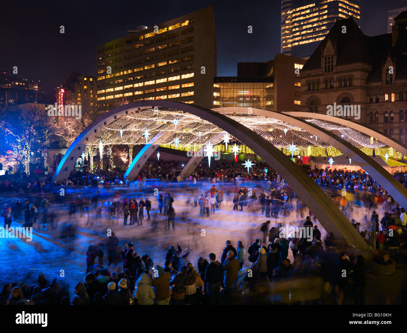 Toronto City Hall Nathan Phillips Square Eisbahn in der Nacht während der Weihnachtszeit Stockfoto
