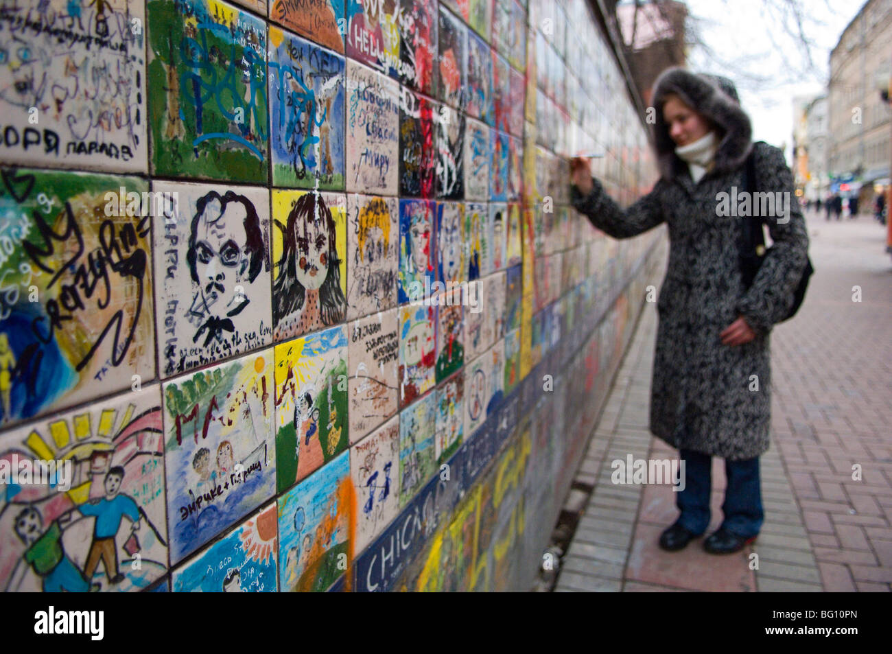 Eine junge Frau schreibt ihren Namen auf Graffiti bedeckt Fliesen in Arbat Ulitsa, Arbatskaja, Moskau, Russland, Europa Stockfoto Eine junge Frau schreibt ihren Namen auf Graffiti bedeckt Fliesen in Arbat Ulitsa, Arbatskaja, Moskau, Russland, Europa Stockfoto