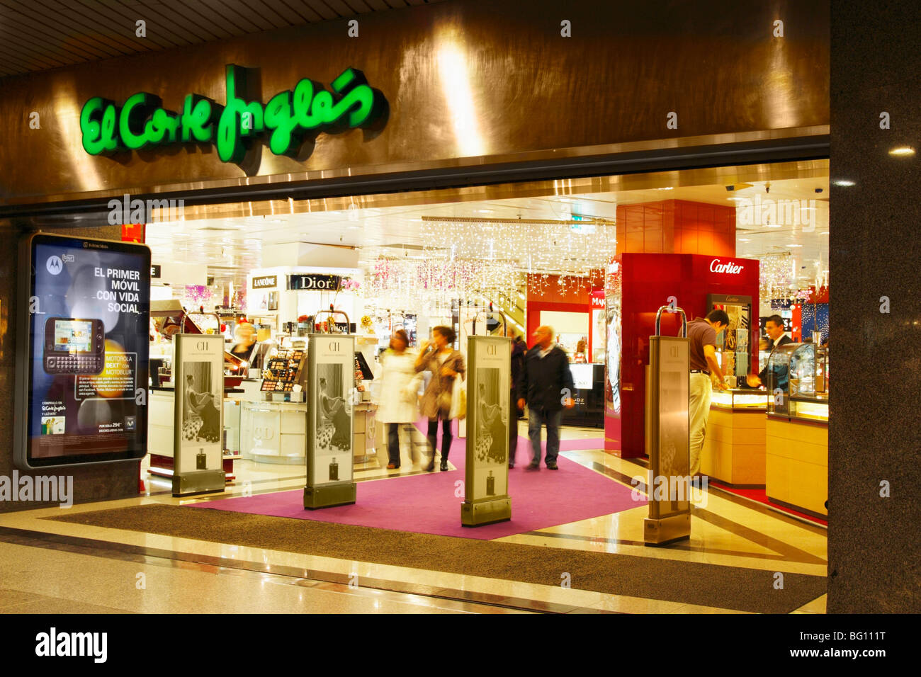 Eingang zum Kaufhaus "El Corte Inglés" in Spanien zu Weihnachten. Stockfoto