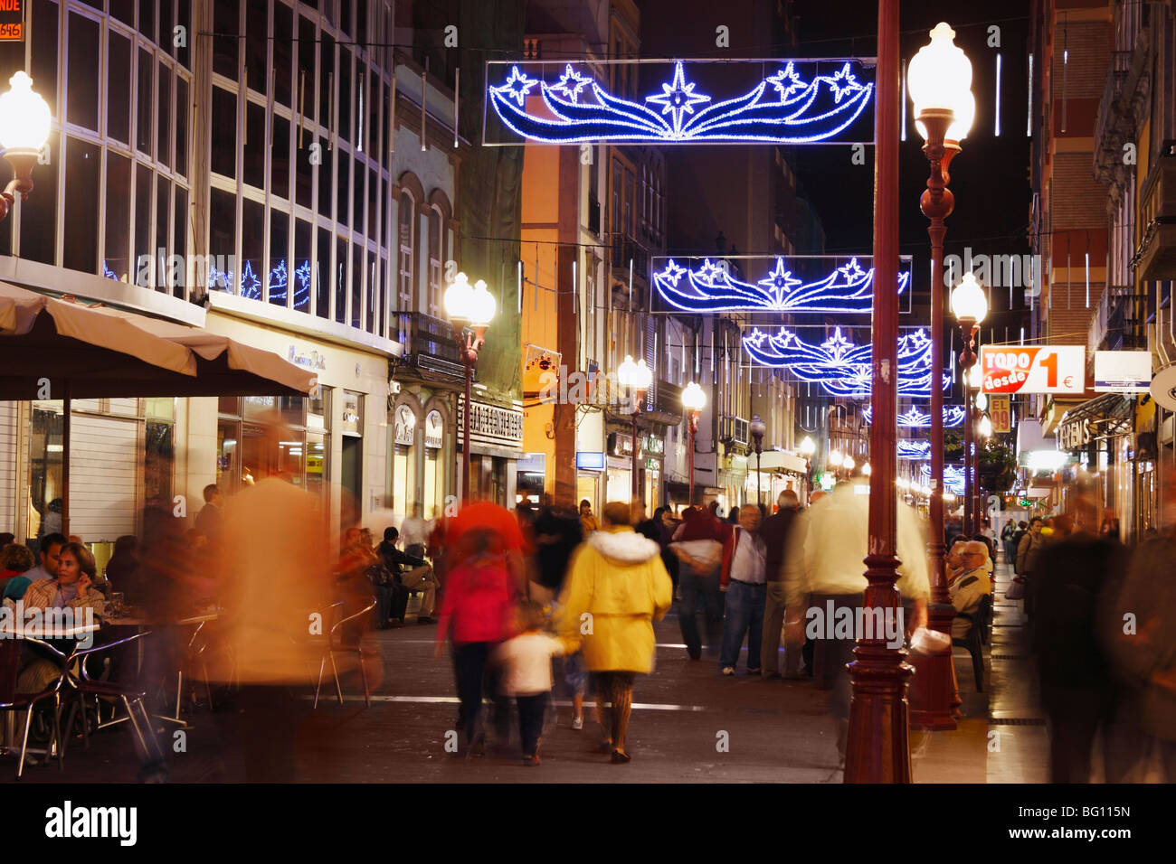 Weihnachts-Einkäufer auf Calle Triana (Triana-Straße) in Las Palmas auf Gran Canaria. Stockfoto