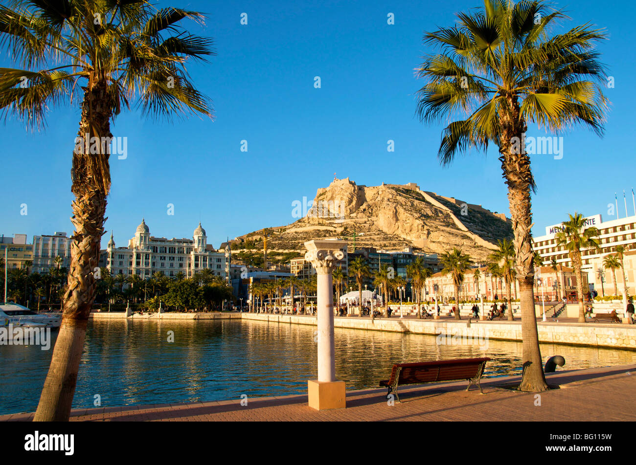 Santa Barbara Burg gesehen aus dem Hafen von Alicante, Valencia Provinz, Spanien, Europa Stockfoto