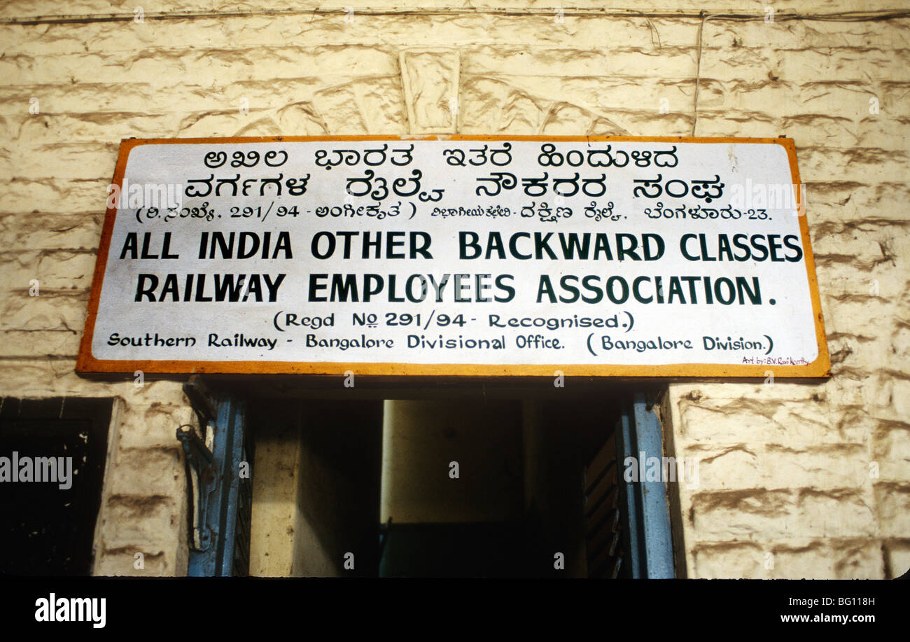 Melden Sie sich an einen indischen Bahnhof Stockfoto