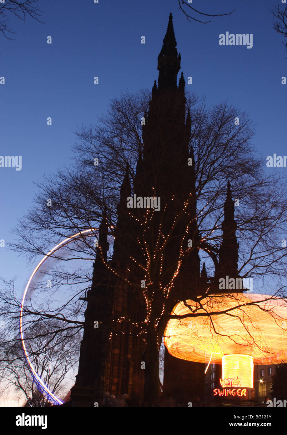 Von Edinburgh festliche Jahreszeit in vollem Gange mit den Fahrgeschäften neben dem Sir Walter Scott Monument. Stockfoto