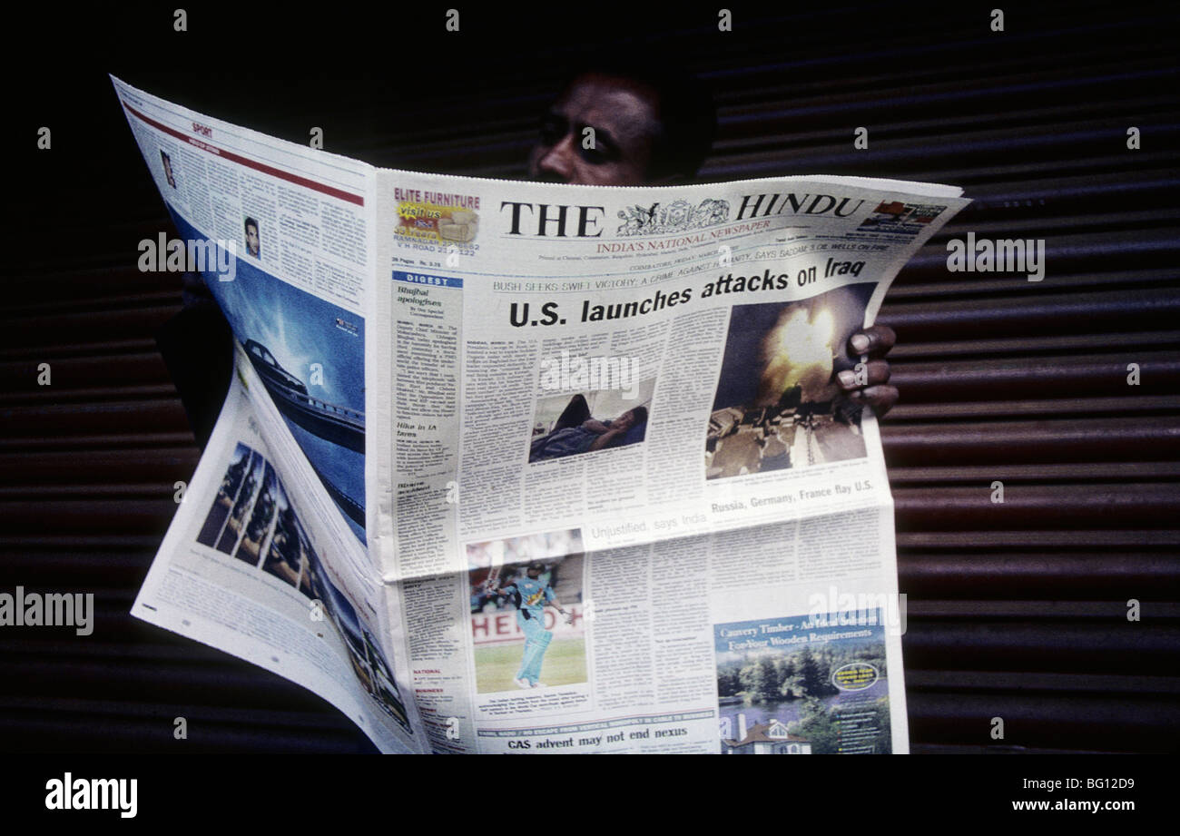 Ein Mann liest Zeitungsartikel in Ooty, Indien auf die US-Invasion im Irak am 20. März 2003, Stockfoto