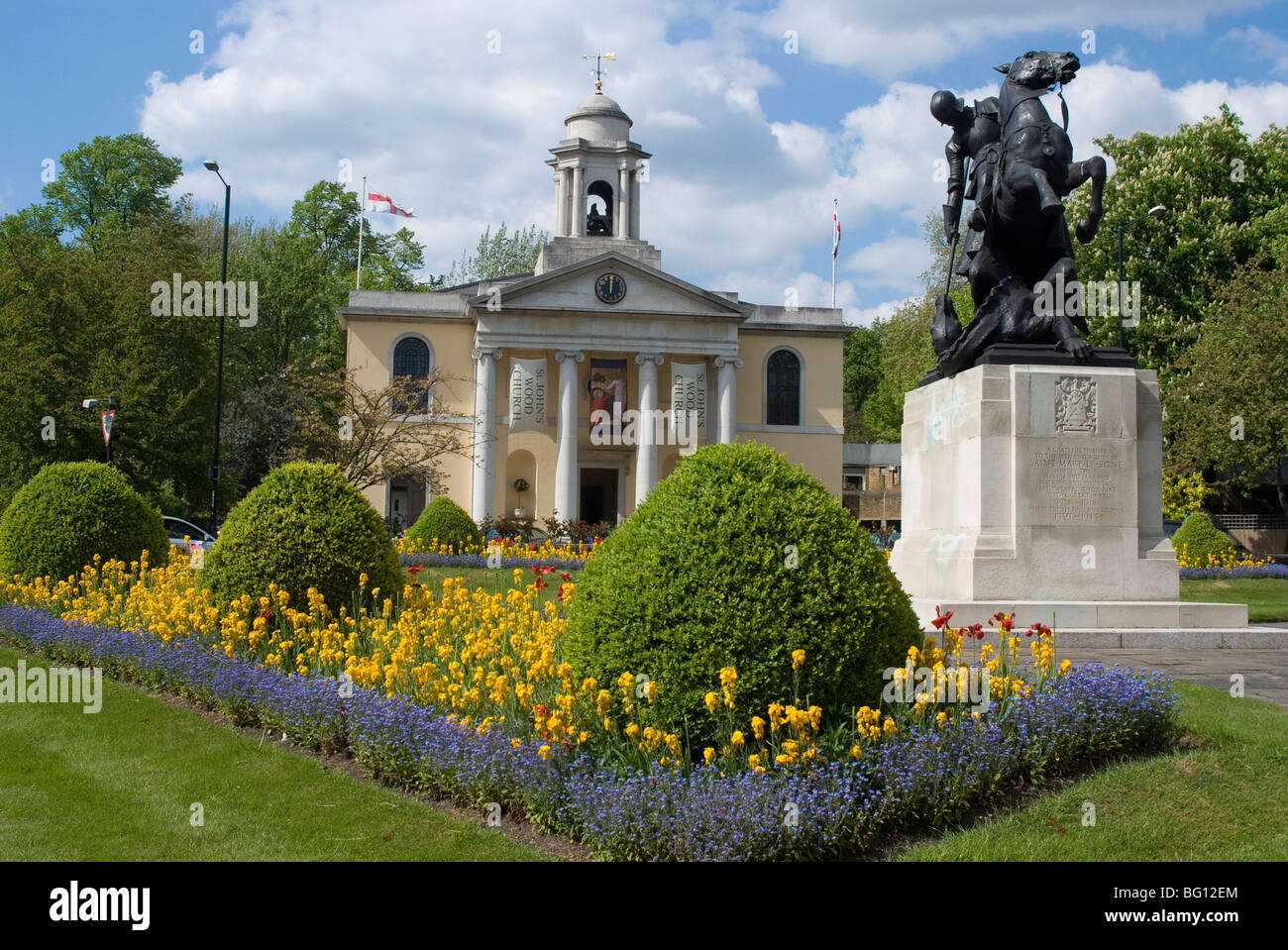 St. Johns Holz Kirche und Statue von George und Dragon, St. John's Wood, London, England, Vereinigtes Königreich, Europa Stockfoto