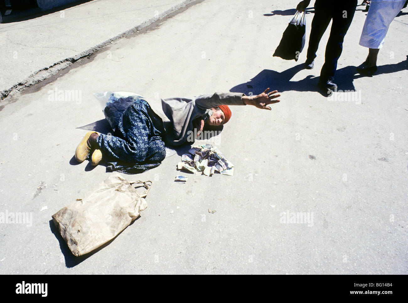 Eine Frau Bettler in Pec, Kosovo Stockfoto