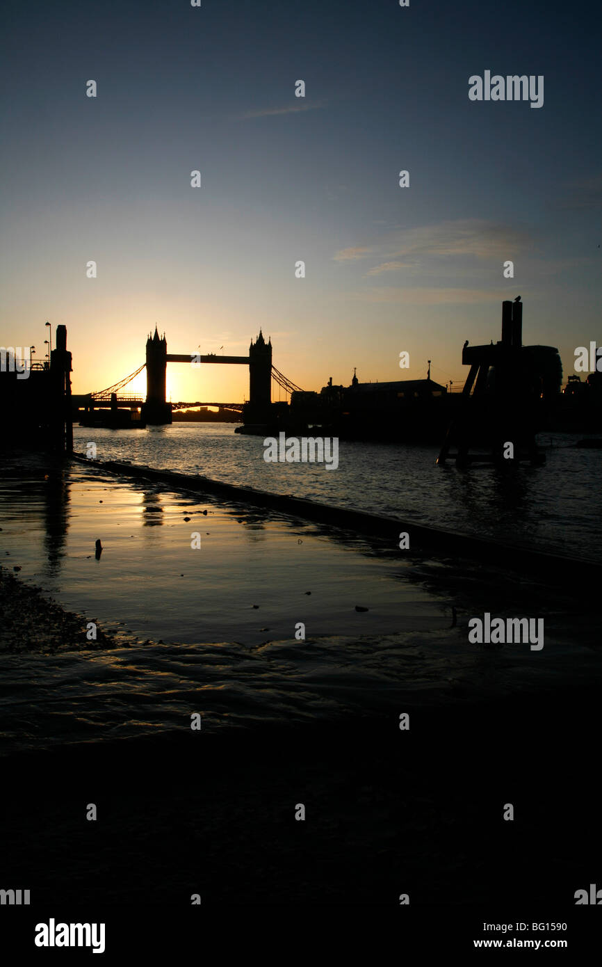 Themse an der Tower Bridge bei Sonnenaufgang, City of London, UK Stockfoto