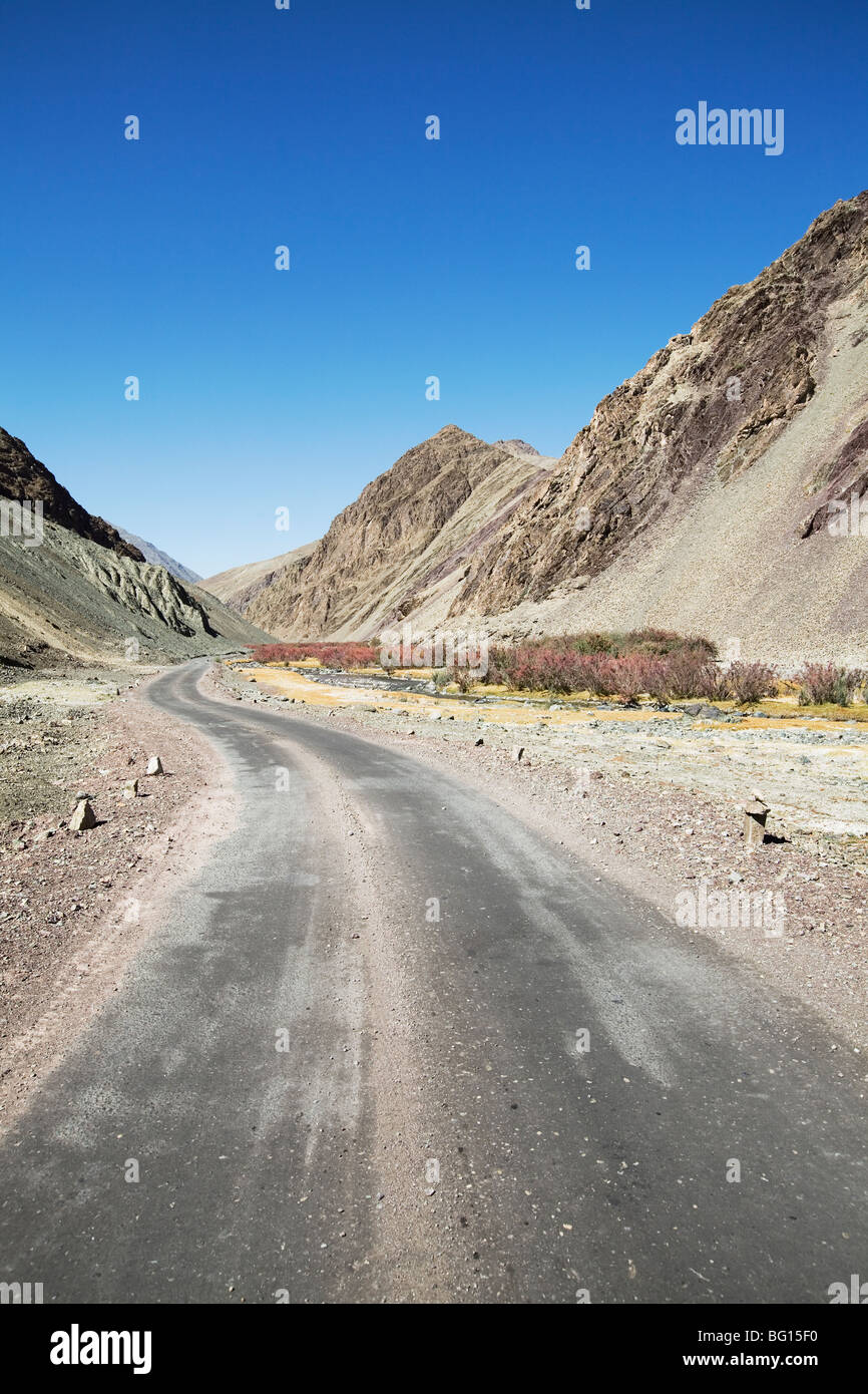 Die Straße führt vom Indus Fluß zum Tsomoriri-See. Ladakh im indischen Himalaya. Stockfoto