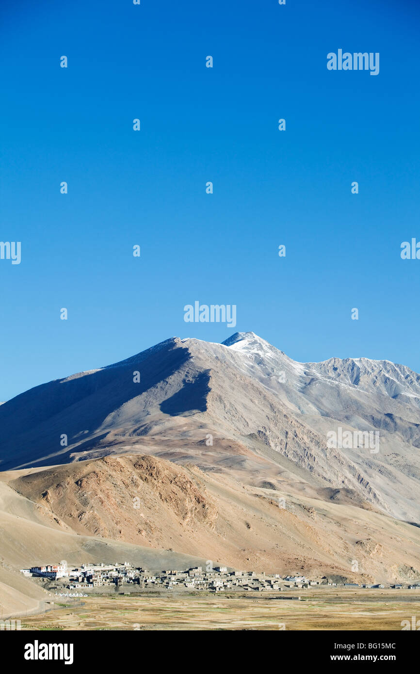 Dorf von Korzok liegt auf 4500 m Höhe am See Tsomoriri im Himalaya-Gebirge, Ladakh, Indien. Stockfoto