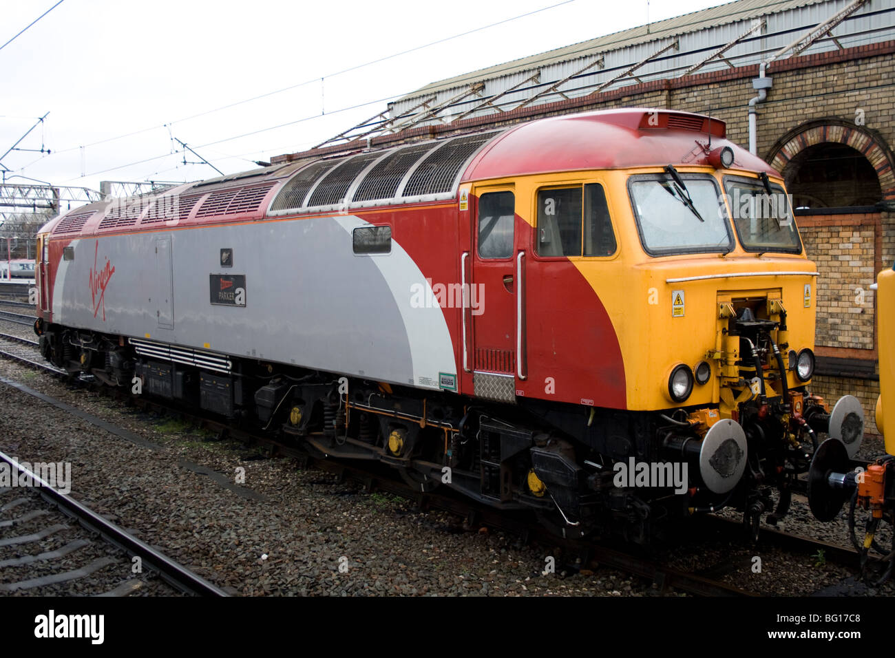 Jungfrau-Klasse 57 Diesellok (International Rescue - Parker) stehen am Bahnhof Crewe Stockfoto