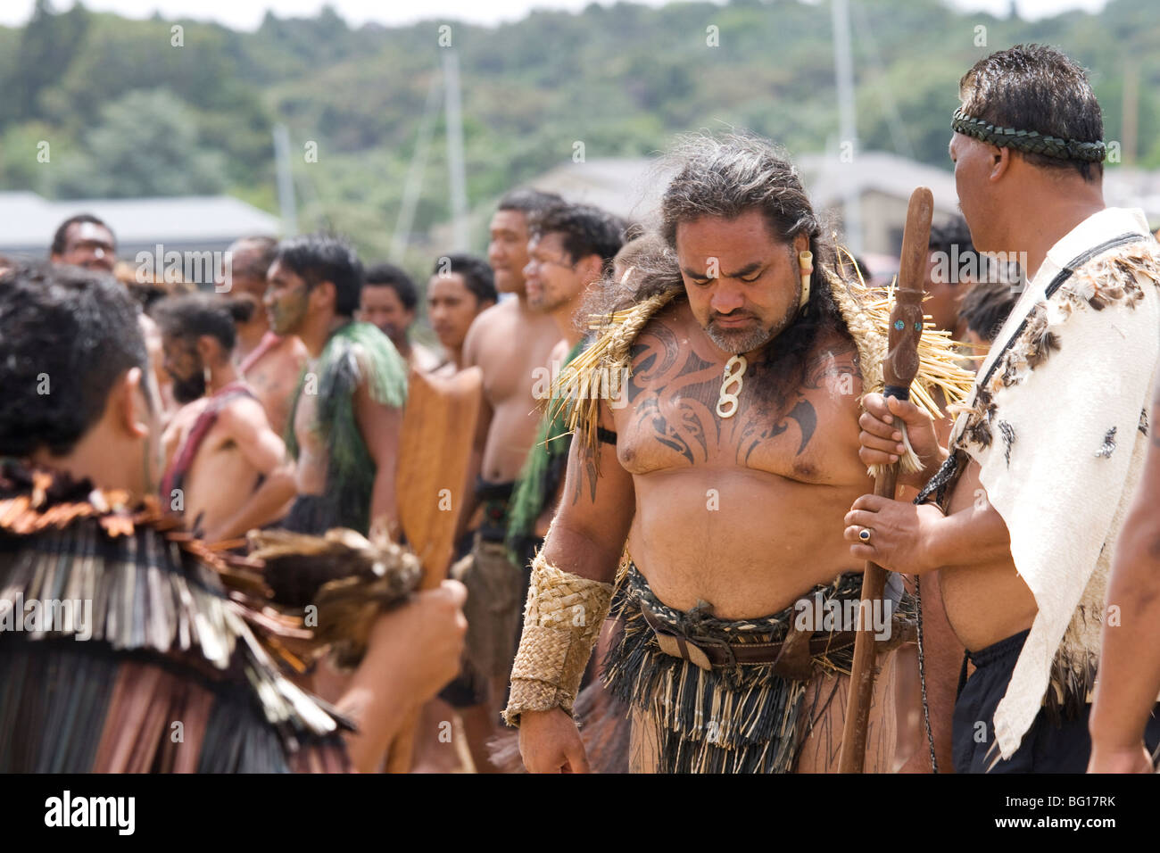 Männlichen Maori Krieger und ihre Chefs während eines Haka in Neuseeland Stockfoto
