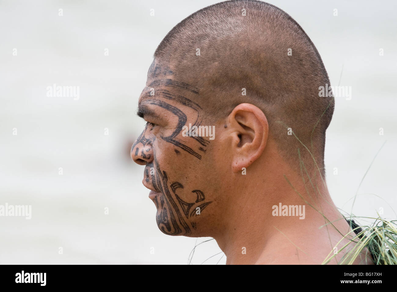 Maori Mann mit bemalten tribal Tattoo auf Gesicht Stockfoto