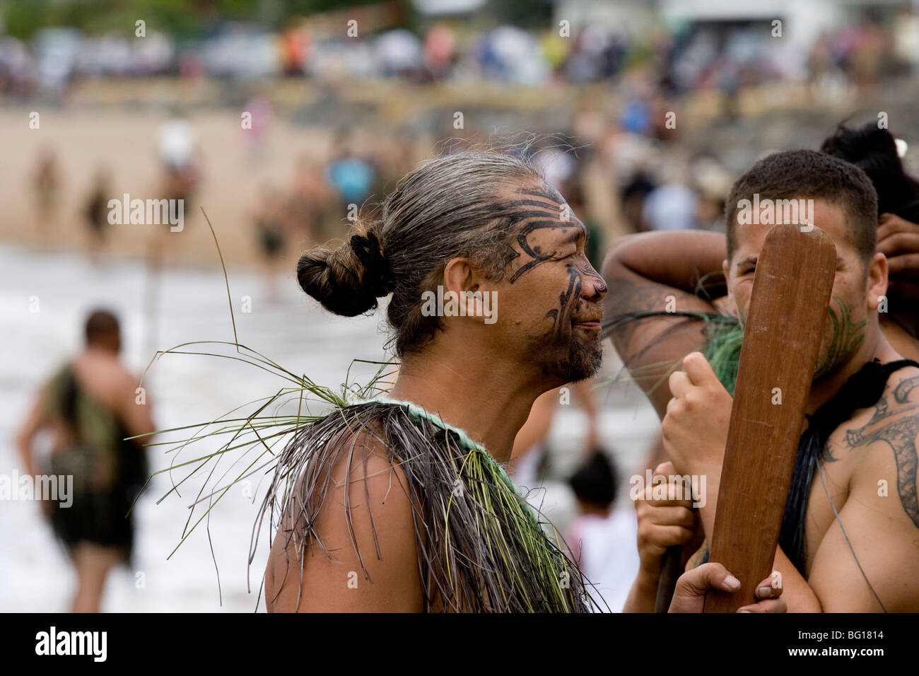 Maori männlich während Haka auf Waitangi Day mit bemalten tribal Tattoo auf Gesicht Stockfoto