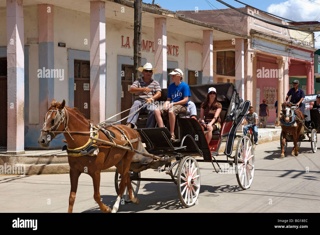 Touristen genießen einen Pferdeschlitten Buggy fahren durch Moron, Ciego de Cvila, Kuba, Karibik, Mittelamerika Stockfoto
