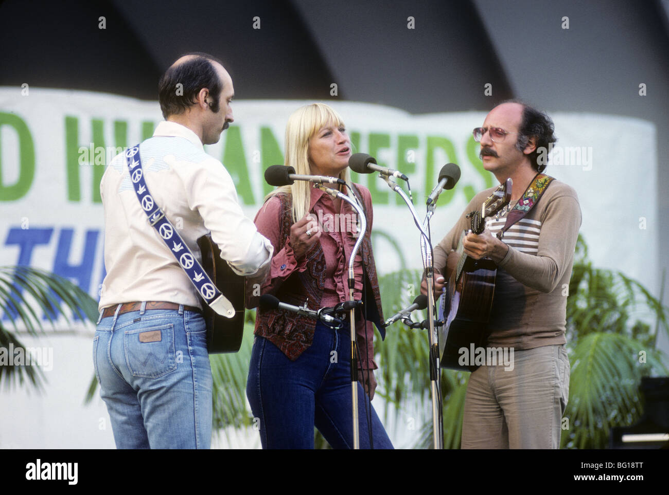 Peter Paul und Mary Höchstleistungen das Überleben Sonntag anti-Nuke Konzert nutzen in Hollywood Bowl im Jahr 1978 in Los Angeles Kalifornien Stockfoto