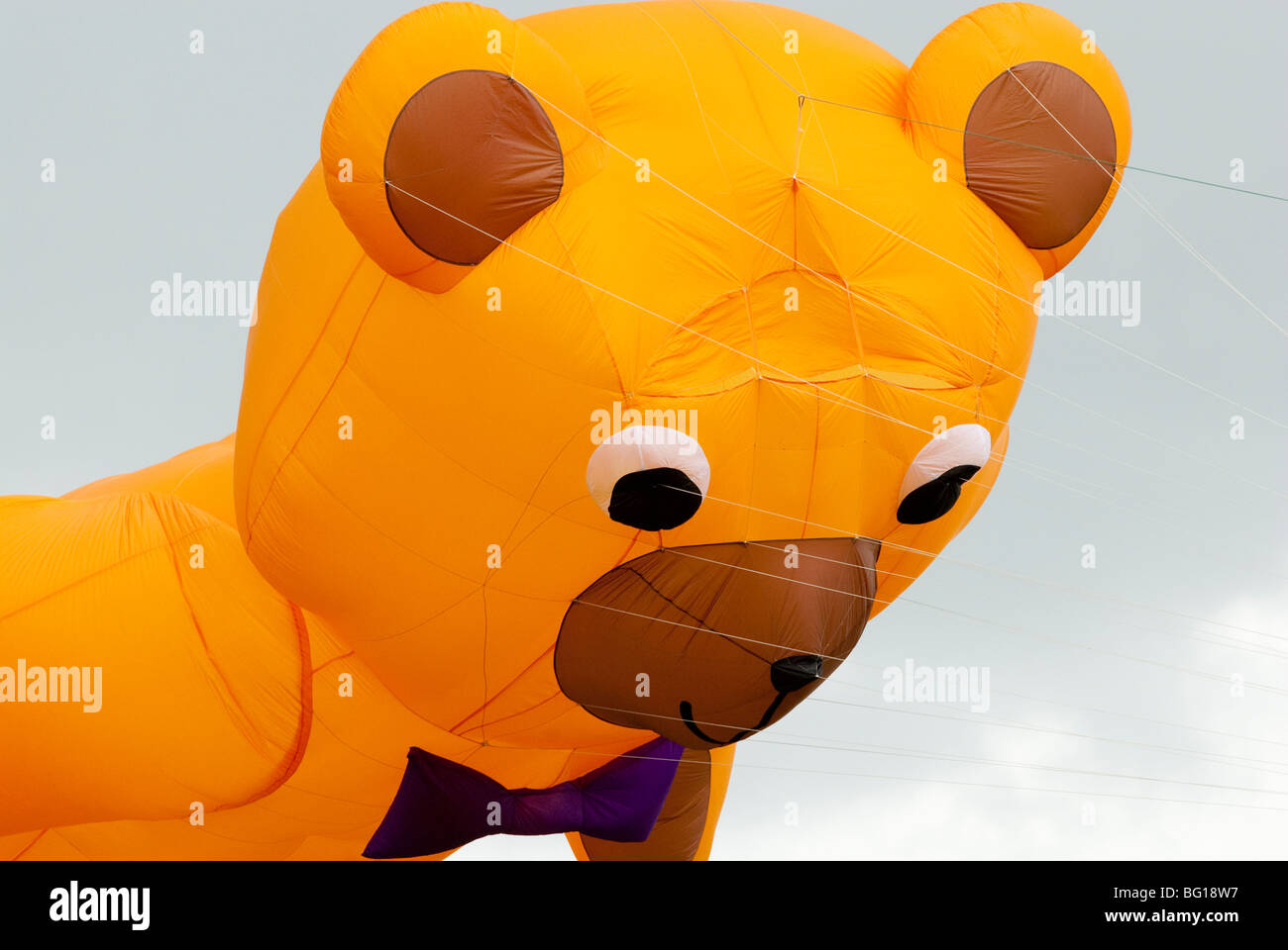 große Drachen steigen lassen in Form eines gelben Teddybär Stockfoto
