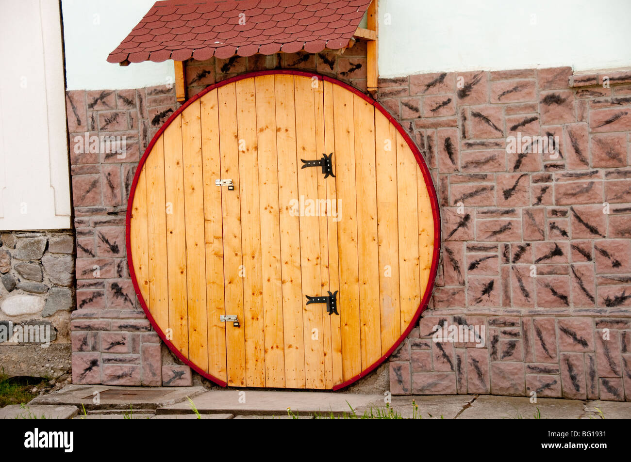 Runde Runde Holztür auf Haus in Sura Mica Rumänien und Osteuropa Stockfoto