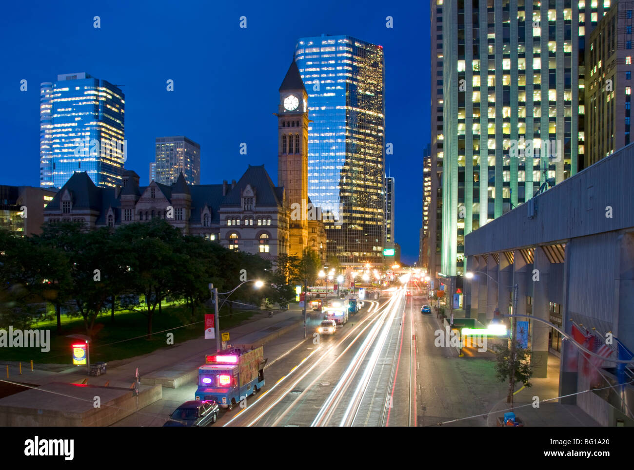 Altes Rathaus und Queen Street West bei Nacht, Toronto, Kanada, Ontario, North America Stockfoto