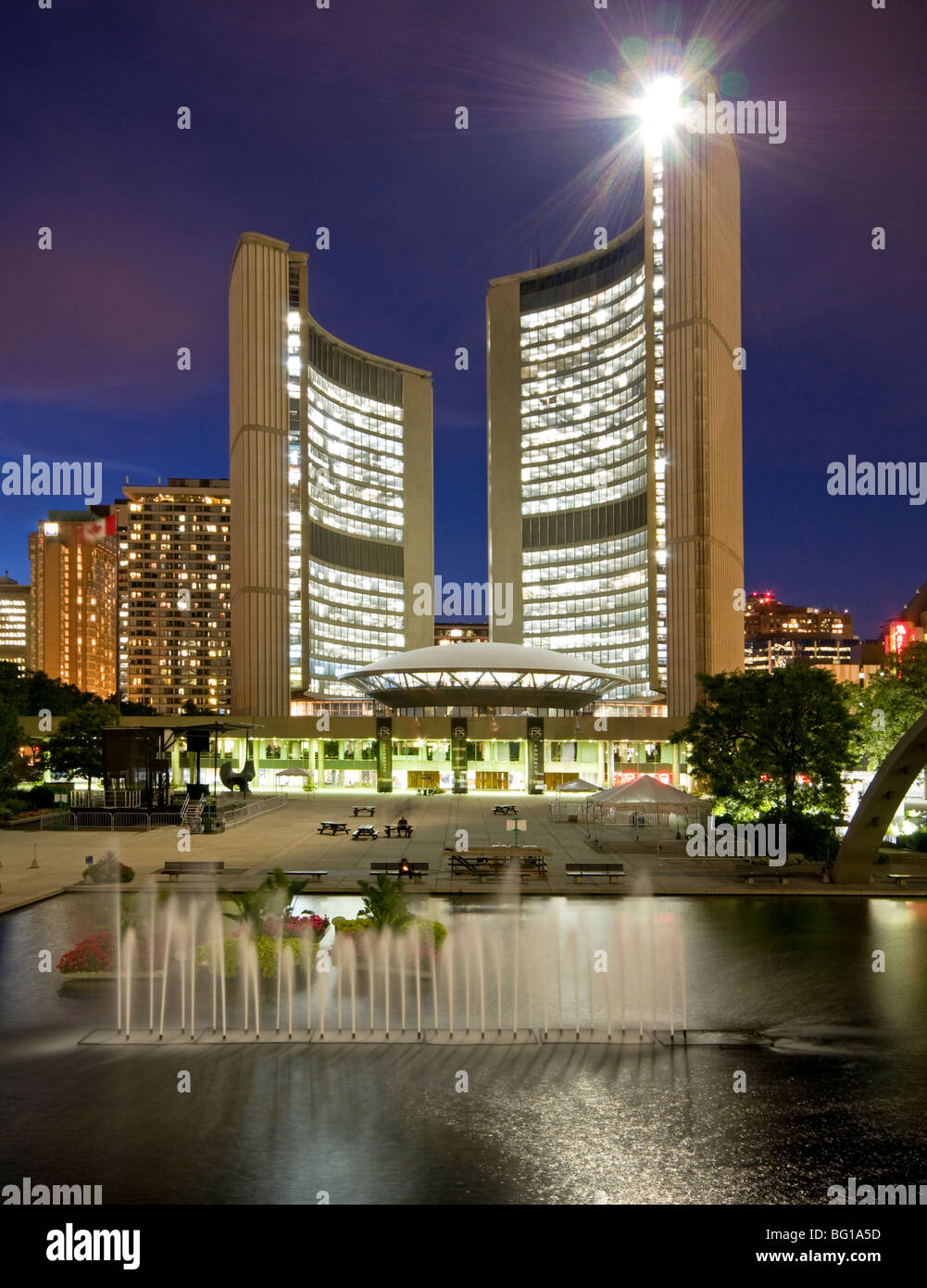 Neues Rathaus & Nathan Phillips Square bei Nacht, Toronto, Ontario, Kanada, Nordamerika Stockfoto