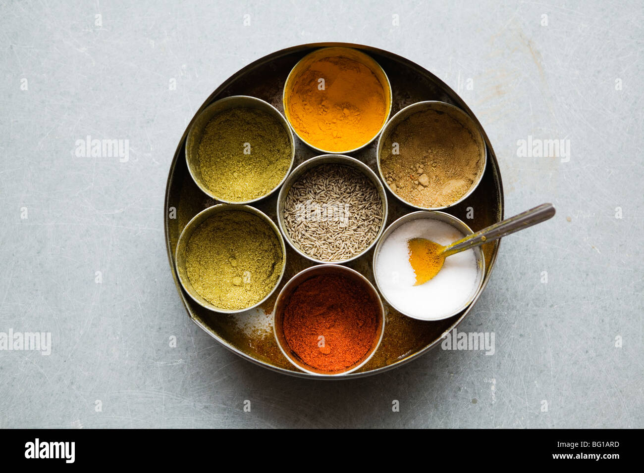 Sieben am häufigsten verwendeten Gewürze der Rajasthani-Küche. Stockfoto