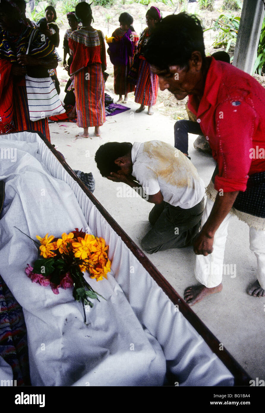 Trauergäste bei einer Beerdigung in Joyabaj, Guatemala Stockfoto