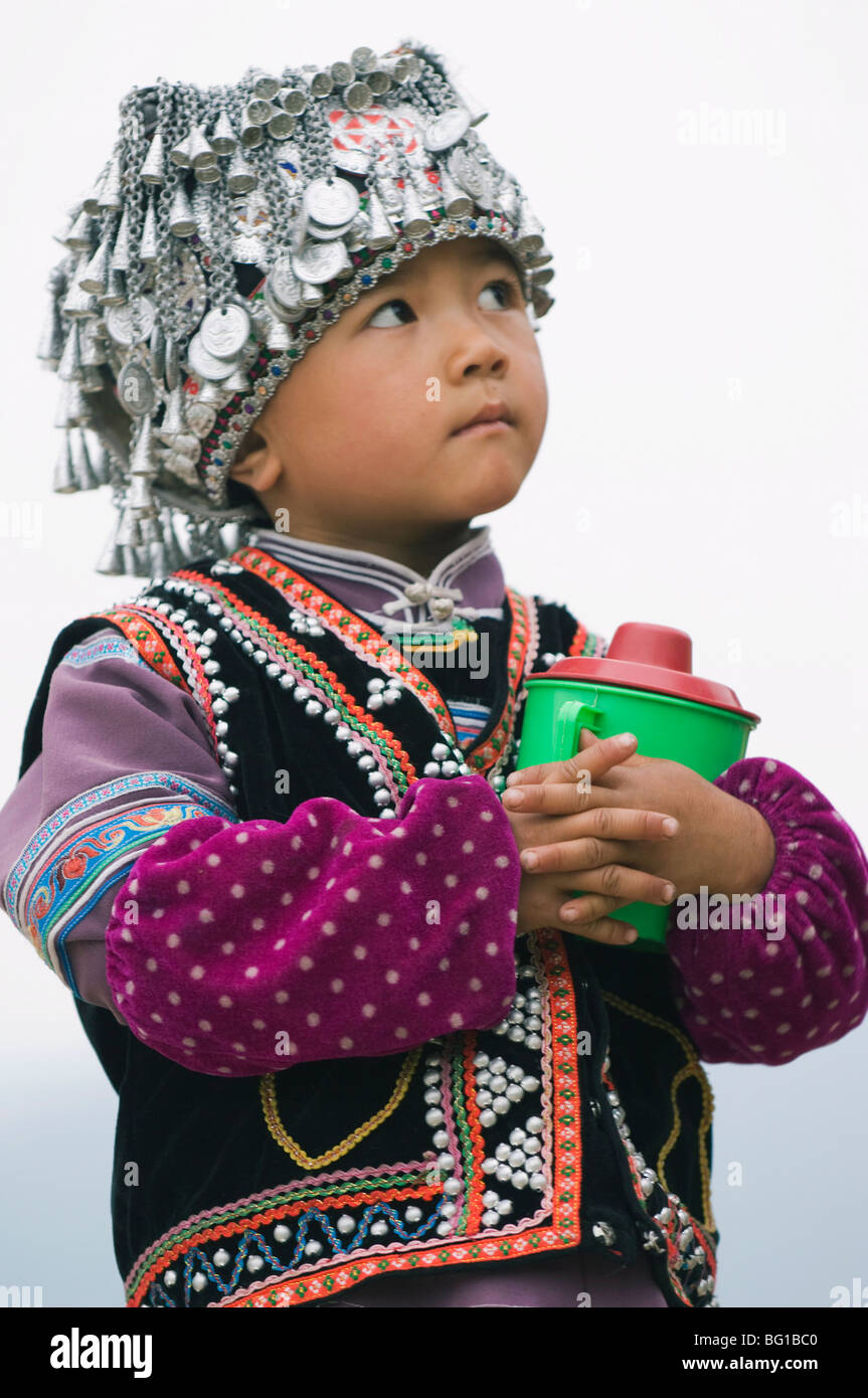 Ein Junge verkleidet in Hani Minderheit traditionelle Kleidung, Yuanyang, Yunnan Provinz, China, Asien Stockfoto