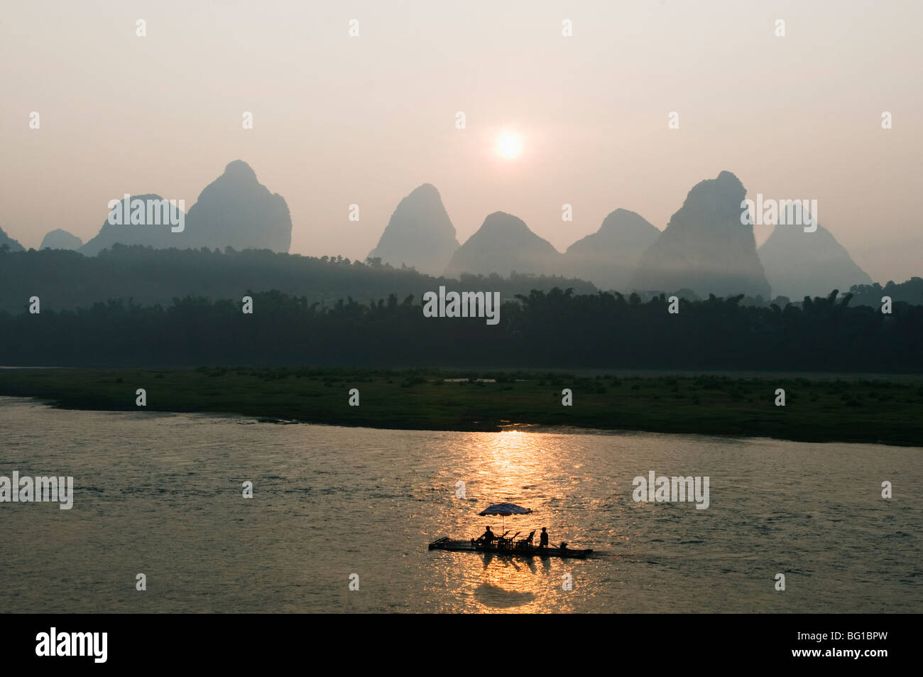 Touristenboot Segeln durch die Karst-Landschaft bei Sonnenaufgang auf dem Li-Fluss (Lijiang) in Yangshuo, nr Guilin, Provinz Guangxi, China Stockfoto