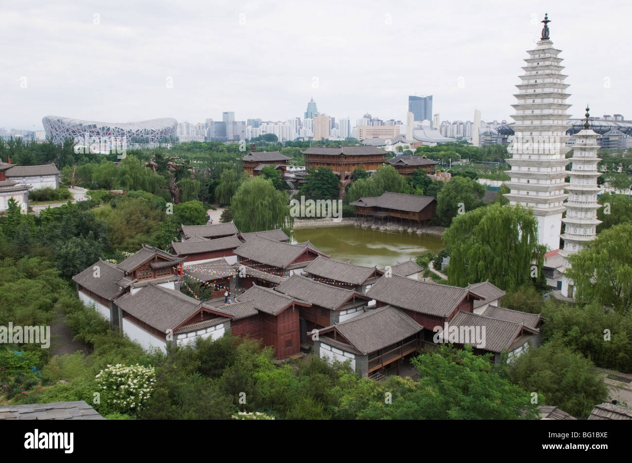 Ethnische Minderheiten Park und die Vögel Nest Nationalstadion in Hintergrund, Peking, China, Asien Stockfoto