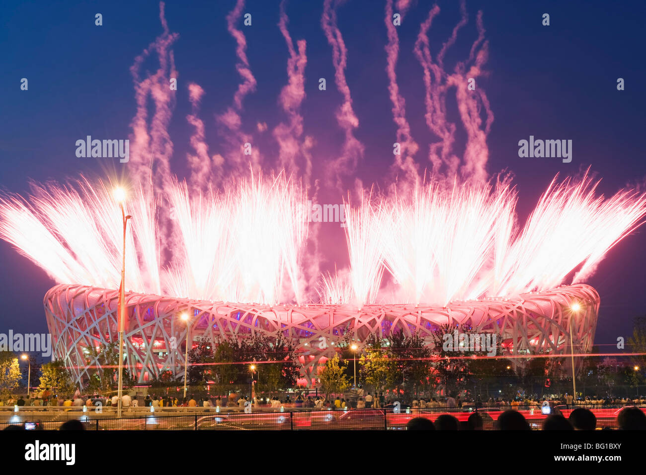 Feuerwerk auf dem Birds Nest Nationalstadion während der Eröffnungsfeier der 2008 Olympische Spiele, Peking, China, Asien Stockfoto