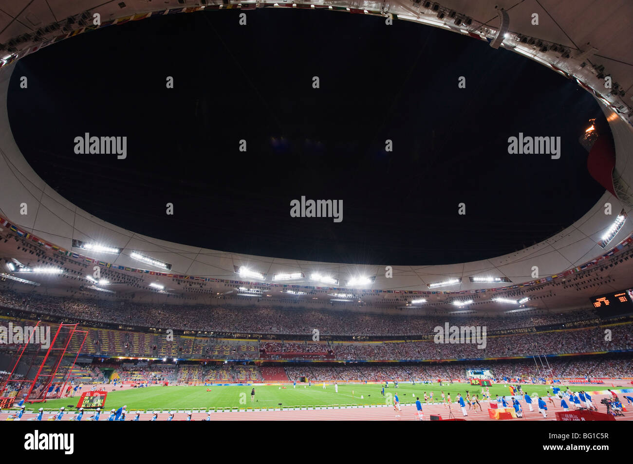 Im Inneren der Birds Nest Nationalstadion während der Olympischen Spiele 2008, Leichtathletik-Wettbewerb, Peking, China, Asien Stockfoto
