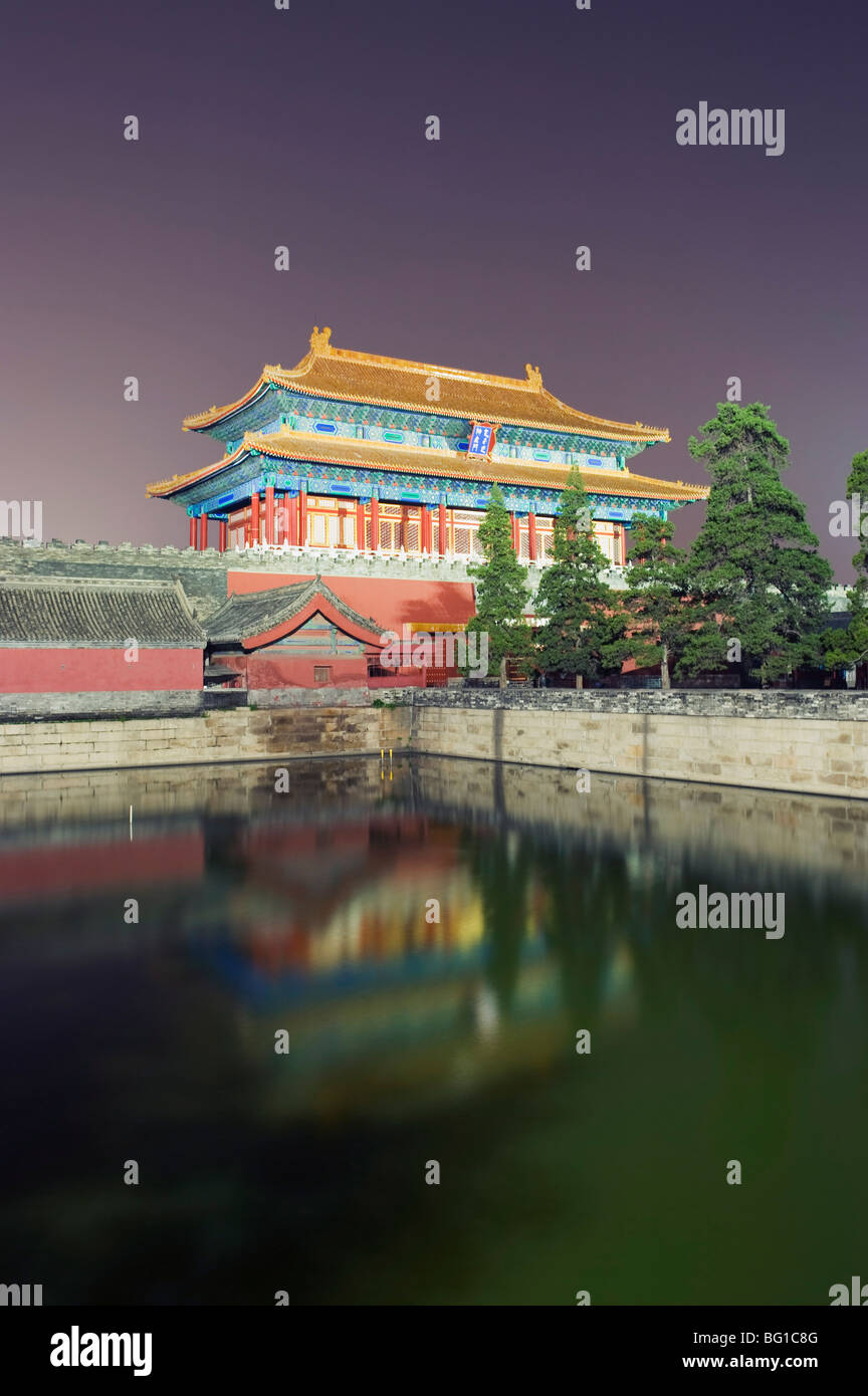 Nordtor der verbotenen Stadt spiegelt sich in einem Wassergraben, Schlossmuseum, UNESCO-Weltkulturerbe, Peking, China, Asien Stockfoto