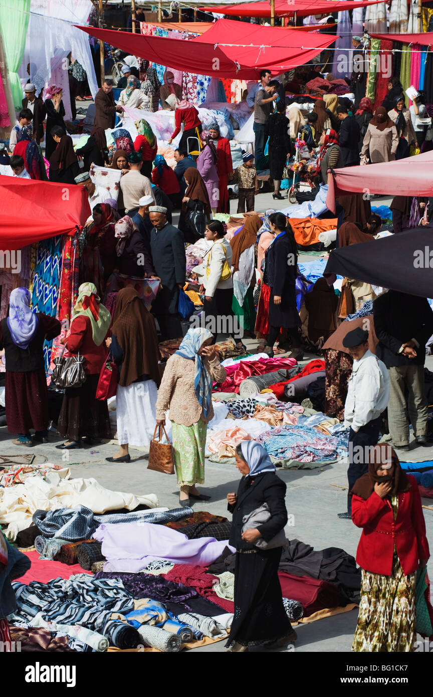 Seidenstoffe verkauft am Sonntag Markt, Kashgar (Kashi) Stadt, Provinz Xinjiang, China, Asien Stockfoto