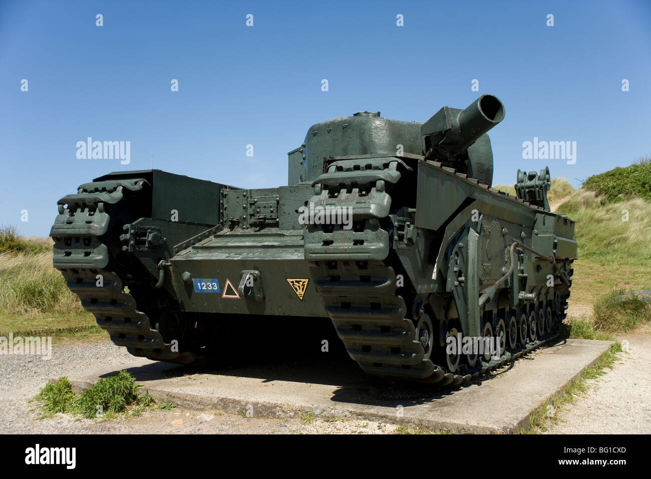 Churchill AVRE Armoured Vehicle Royal Engineers tank Memorial 7. kanadische Infanterie-Brigade Graye Sur Mer D Tag Juno Beach Stockfoto
