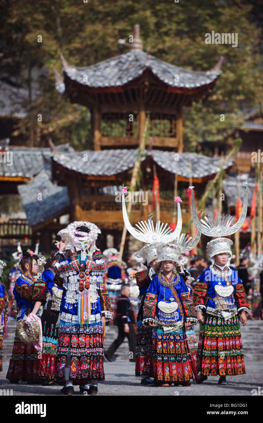 Aufwendige Kostüme getragen auf einer traditionellen Miao Neujahrsfest in Xijiang, Guizhou Provinz, China, Asien Stockfoto