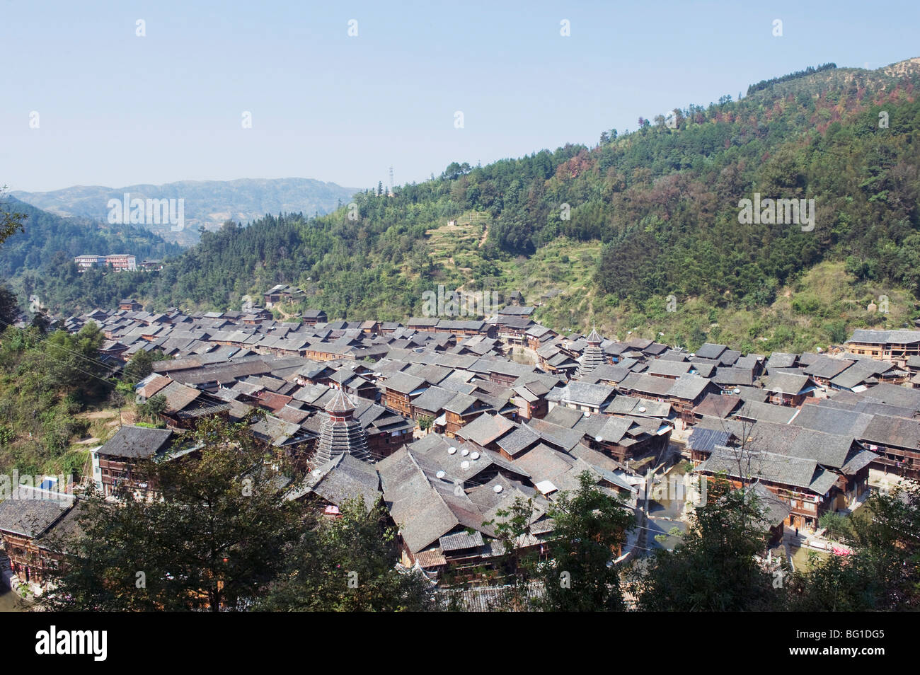 Traditionelle hölzerne Häuser in Zhaoxing Dong ethnische Dorf, Provinz Guizhou, China, Asien Stockfoto
