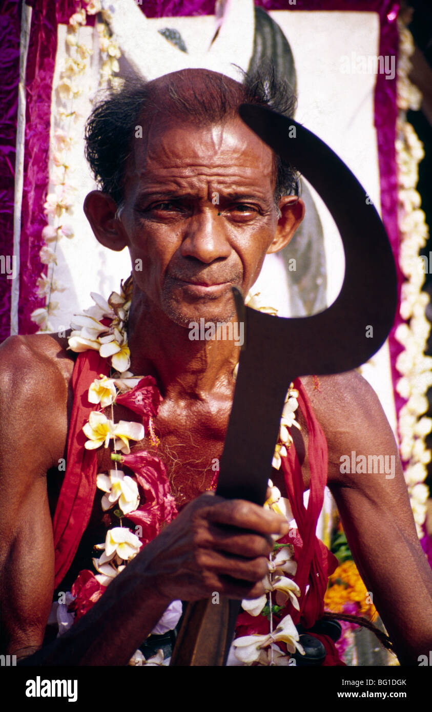 Ein Hindu Priester während eines Festes von Kerala, Indien Stockfoto