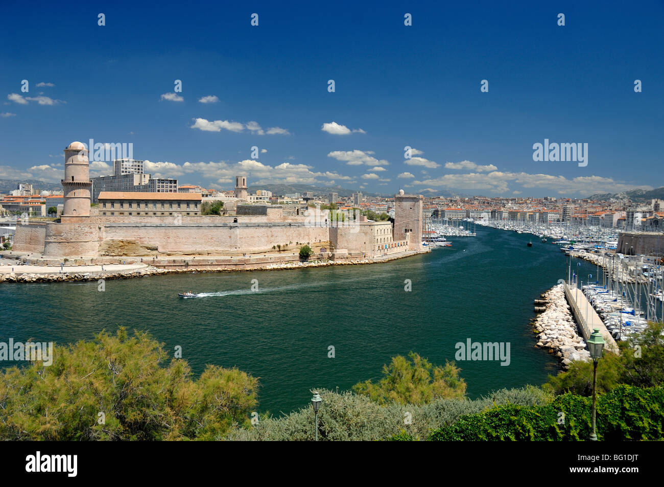 Skyline der Stadt oder Panoramablick über das Fort Saint Jean und den Vieux Port oder den alten Hafen von Marseille, vom Parc du Pharo oder Pharo Park, Frankreich Stockfoto