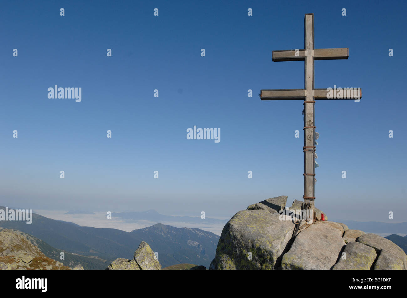 Die doppelte slowakischen Kreuz auf dem Gipfel der Dumbier Berg in der niedrigen hohe Tatra Slowakei Stockfoto