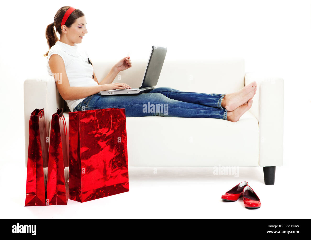 Schöne junge Frau, die Online-Shops mit einer Kreditkarte, Konsumismus Konzept zu tun Stockfoto