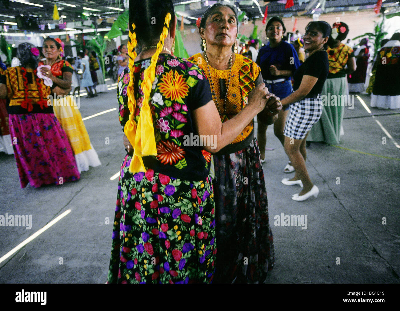 Zwei Frauen tanzen bei einer Fiesta in Tehuantepec, Mexiko Stockfoto