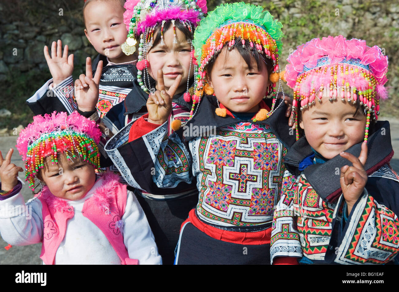 Mädchen in ethnischen Kostüm zu einer 4 Dichtungen Miao lunar New Year, Xinyao Festivalstadt, Provinz Guizhou, China, Asien Stockfoto