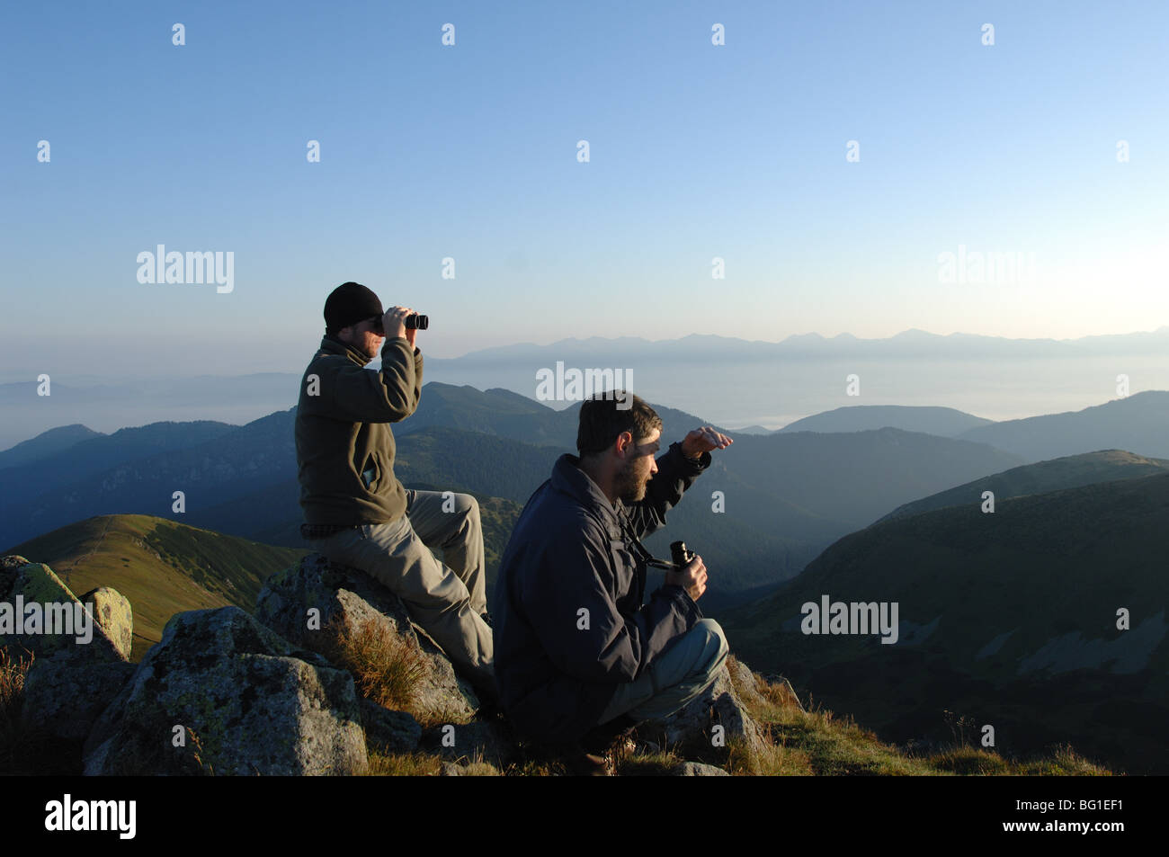 Zwei Personen auf Dumbier Berg Wildbeobachtungen in der niedrigen hohe Tatra Slowakei Stockfoto
