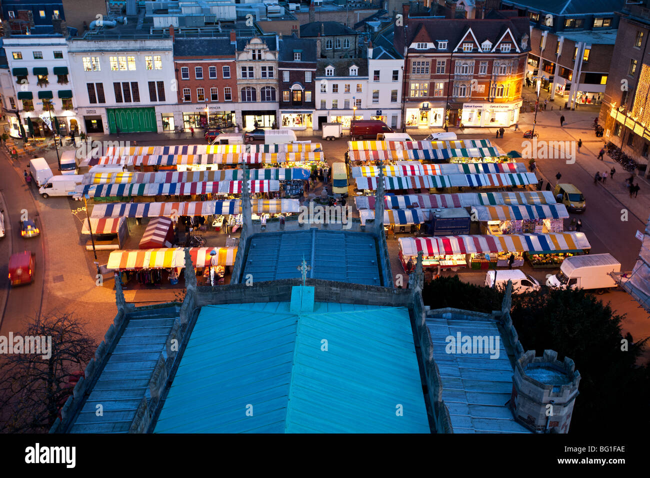 Cambridge Market Stadtbild - Luftbild in der Abenddämmerung des Nachtmarktes Stockfoto
