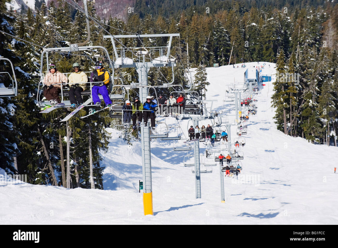 Sessellift mit Skifahrer, Whistler Mountain Resort, Austragungsort der 2010 Olympischen Winterspiele, Britisch-Kolumbien, Kanada, Nordamerika Stockfoto