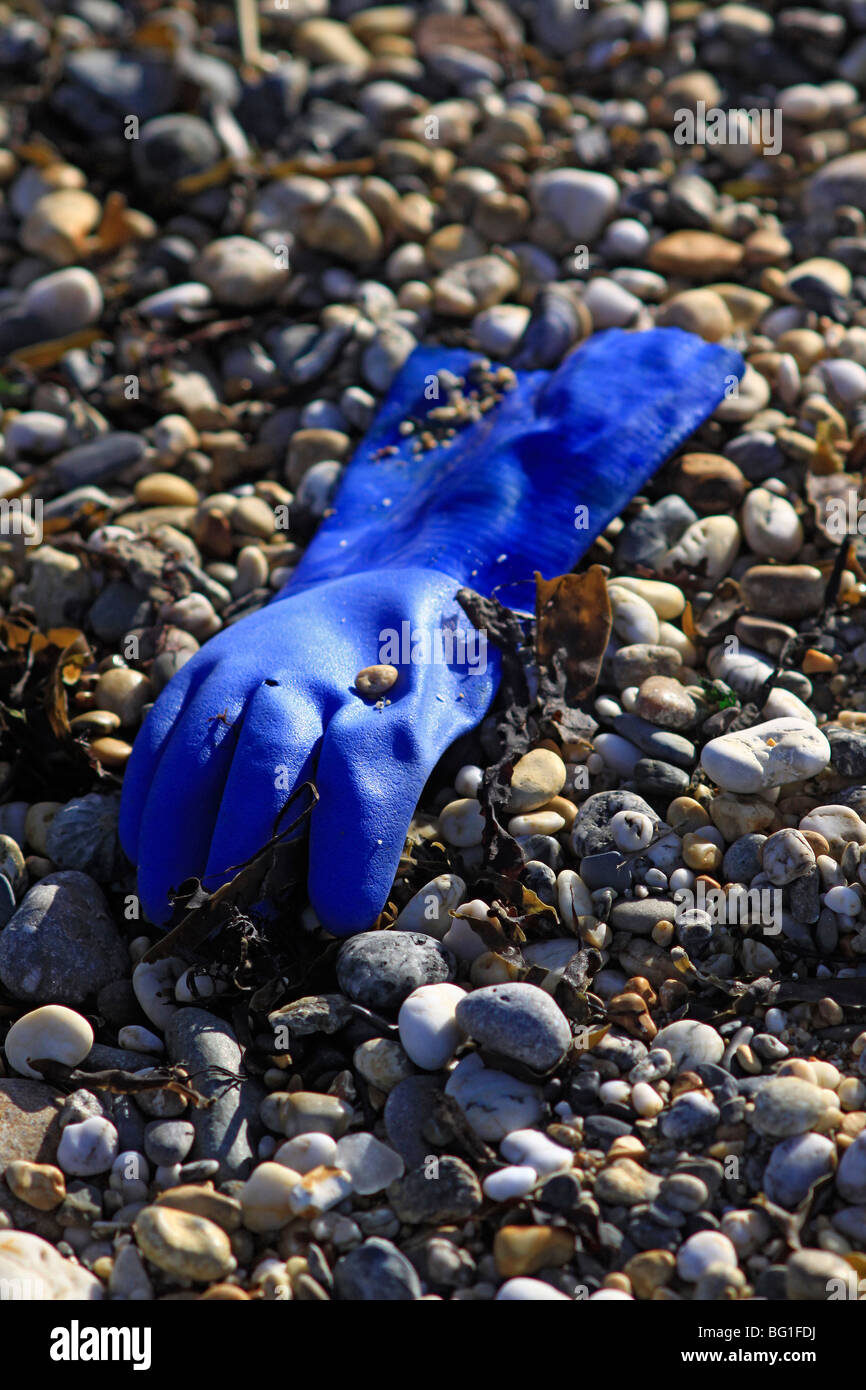 Blaue Gummihandschuh an Marazion Strand gespült Stockfoto