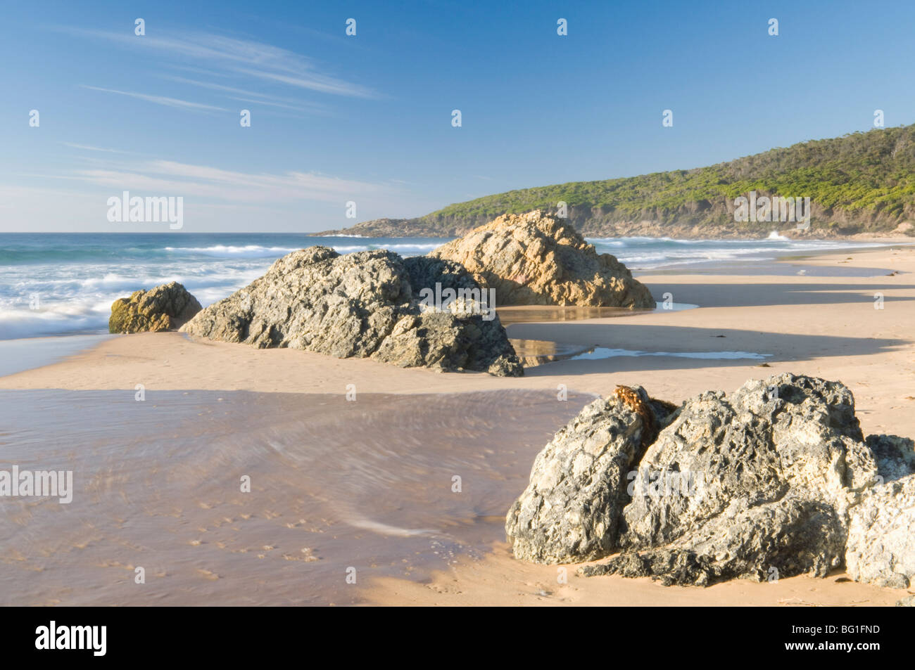 Strand bei Sonnenaufgang entlang Tasman Sea Coast, Teil des Pazifischen Ozeans, Mimosa Rocks National Park, New-South.Wales, Australien Stockfoto