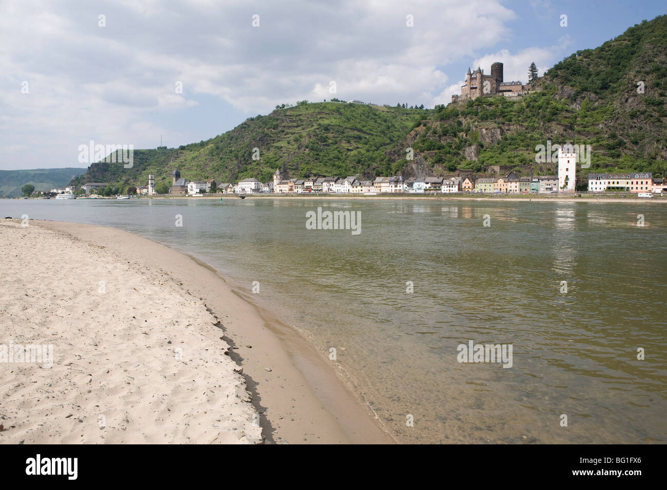 St. Goarshausen von Strand von St. Goar entlang dem Rhein, Rheinland ...