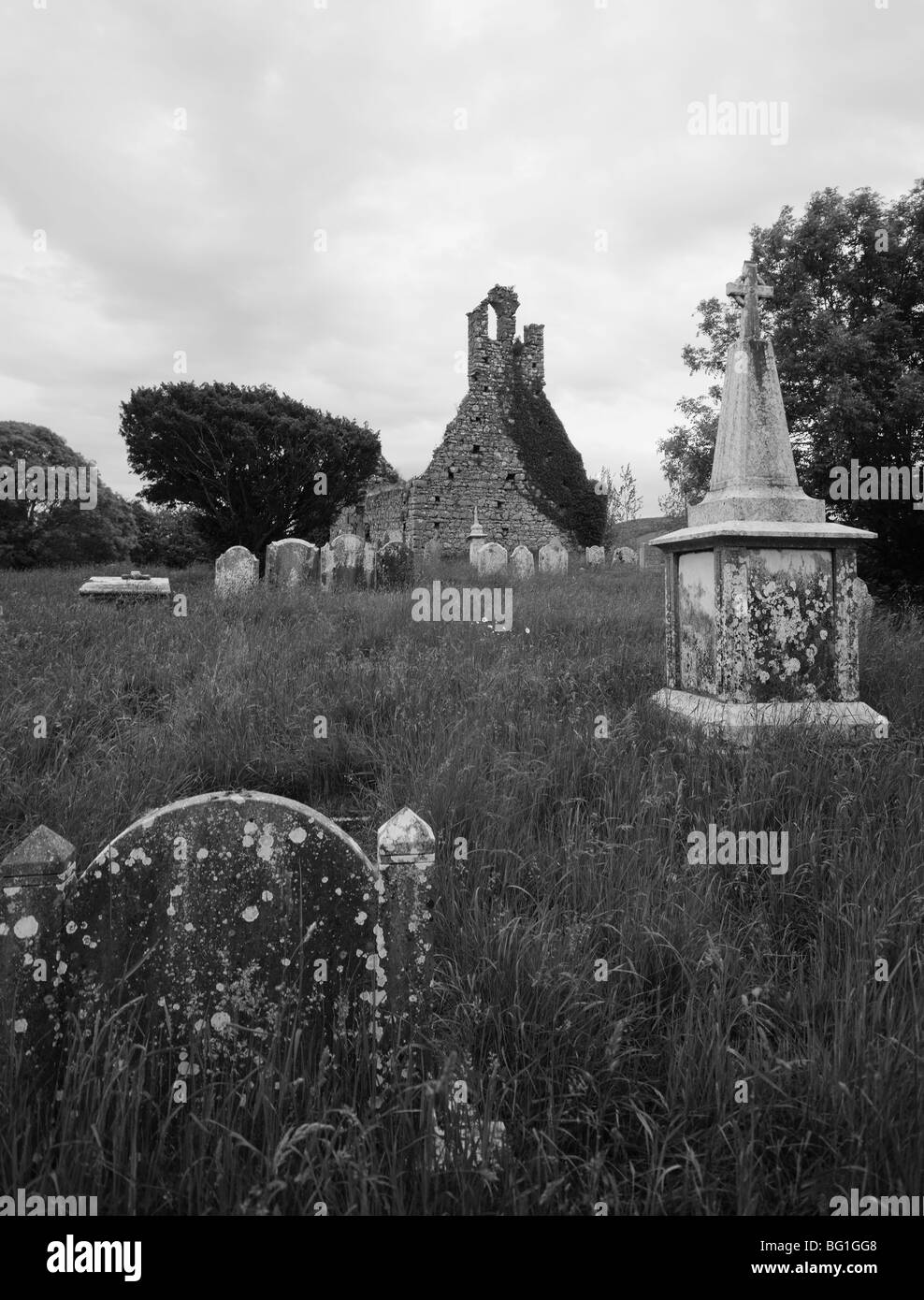 Ruinen eines Gebäudes auf einem Friedhof Stockfoto