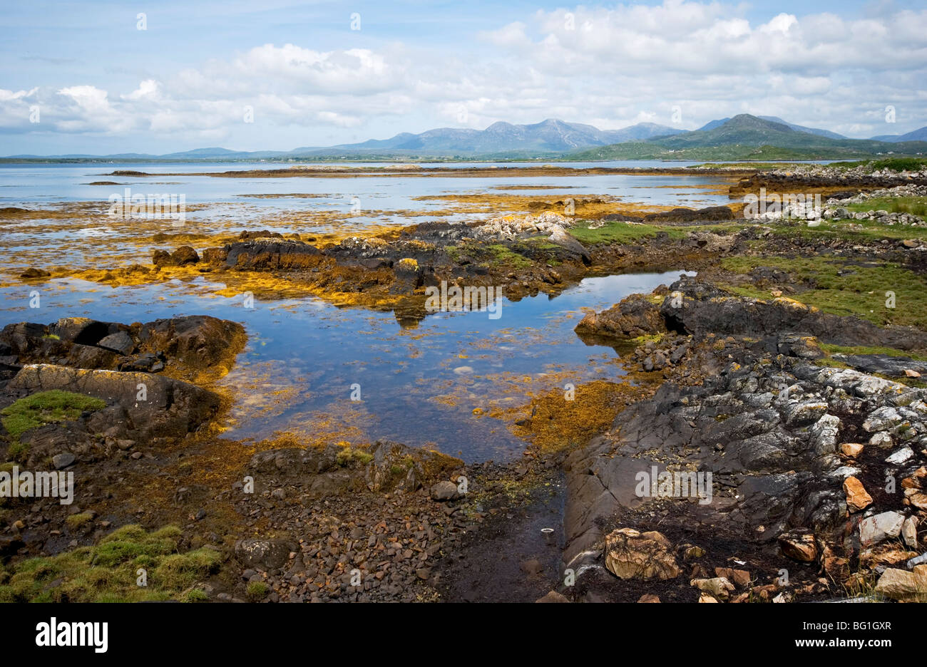 Flachwasser mit Bergen im Hintergrund Stockfoto